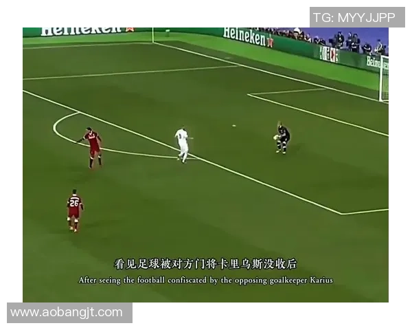 足球明星儿子因父亲比赛失利情绪崩溃泪洒赛场引发网友热议与心疼